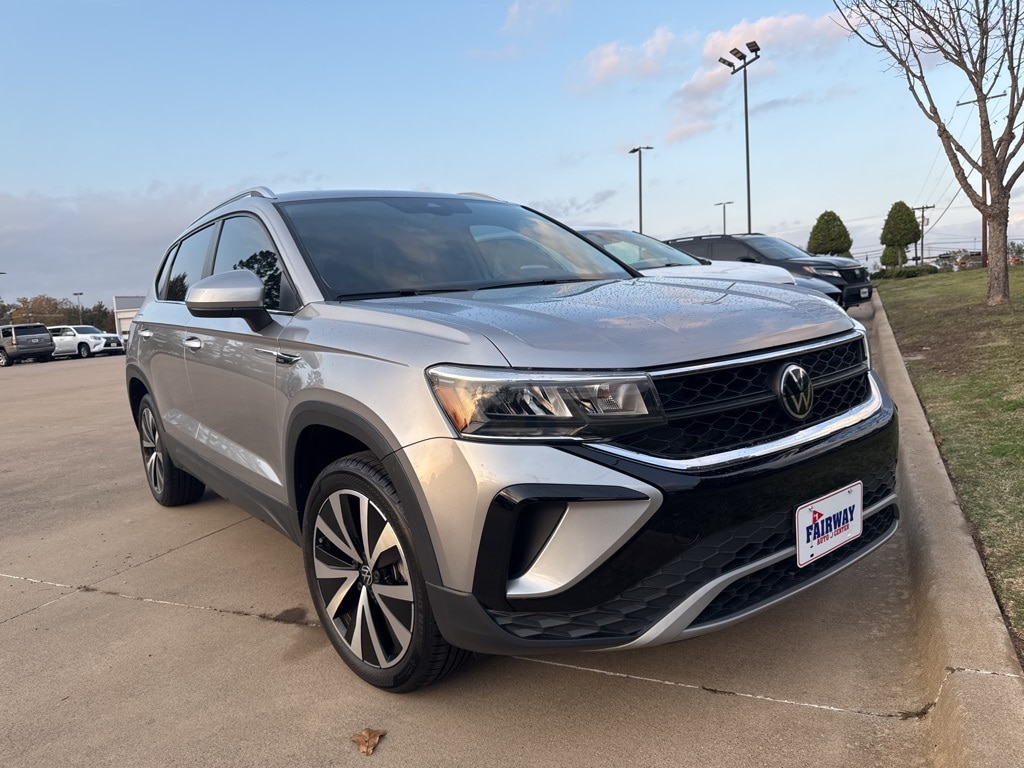 2023 Volkswagen Taos SE's photo