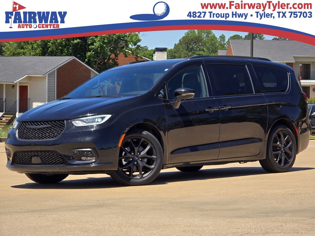 2025 Chrysler Pacifica Limited's photo