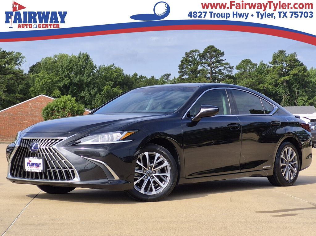2022 Lexus ES 300h 300h's photo