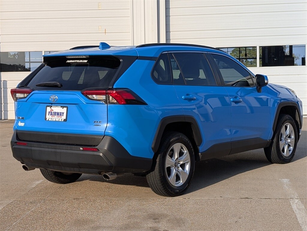 2021 Toyota RAV4 XLE photo 3