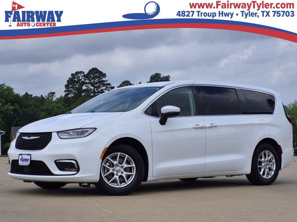 2023 Chrysler Pacifica Touring L's photo