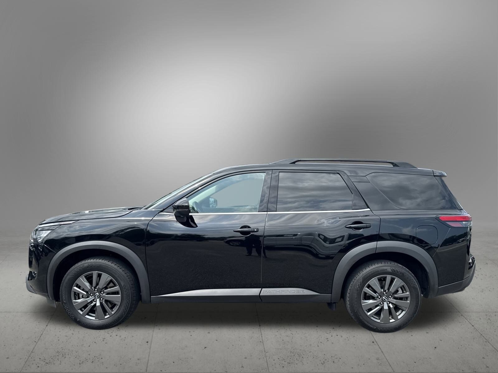2024 Nissan Pathfinder SV photo 2