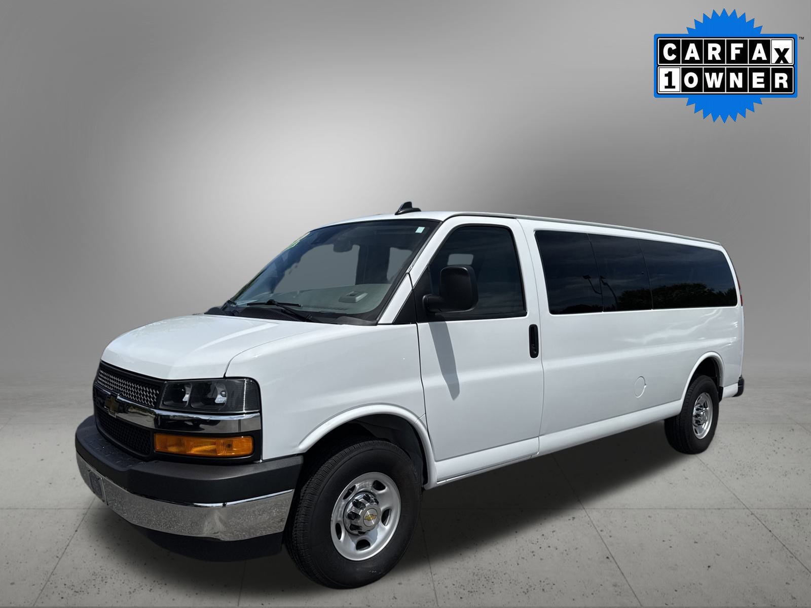 2024 Chevrolet Express Passenger LT's photo