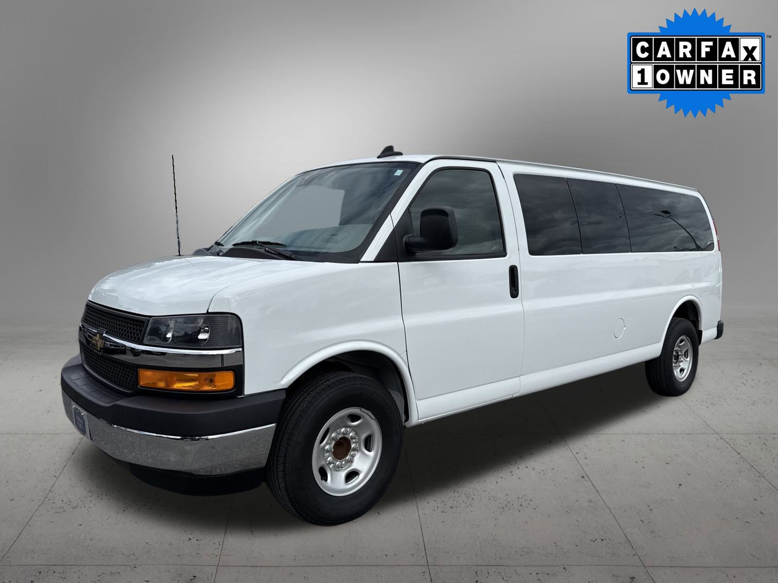 2024 Chevrolet Express Passenger LT's photo