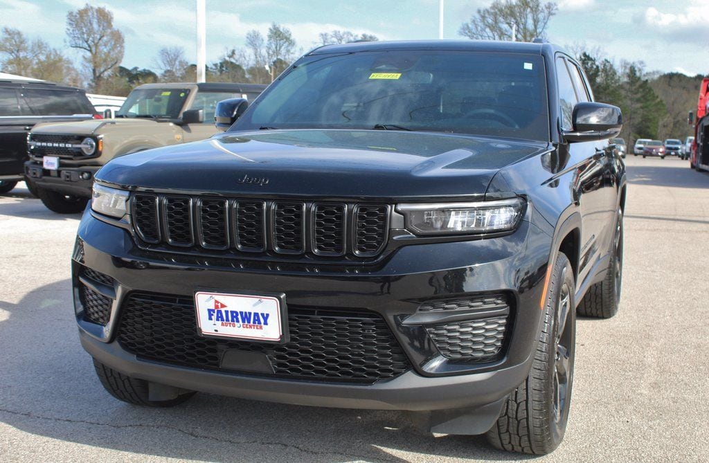 Used 2023 Jeep Grand Cherokee Laredo SUV