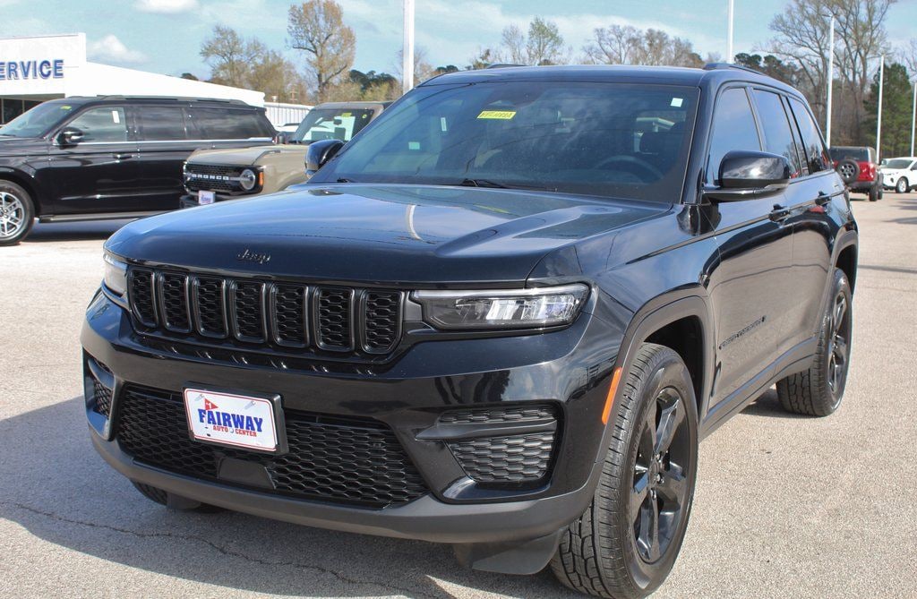 Used 2023 Jeep Grand Cherokee Laredo SUV