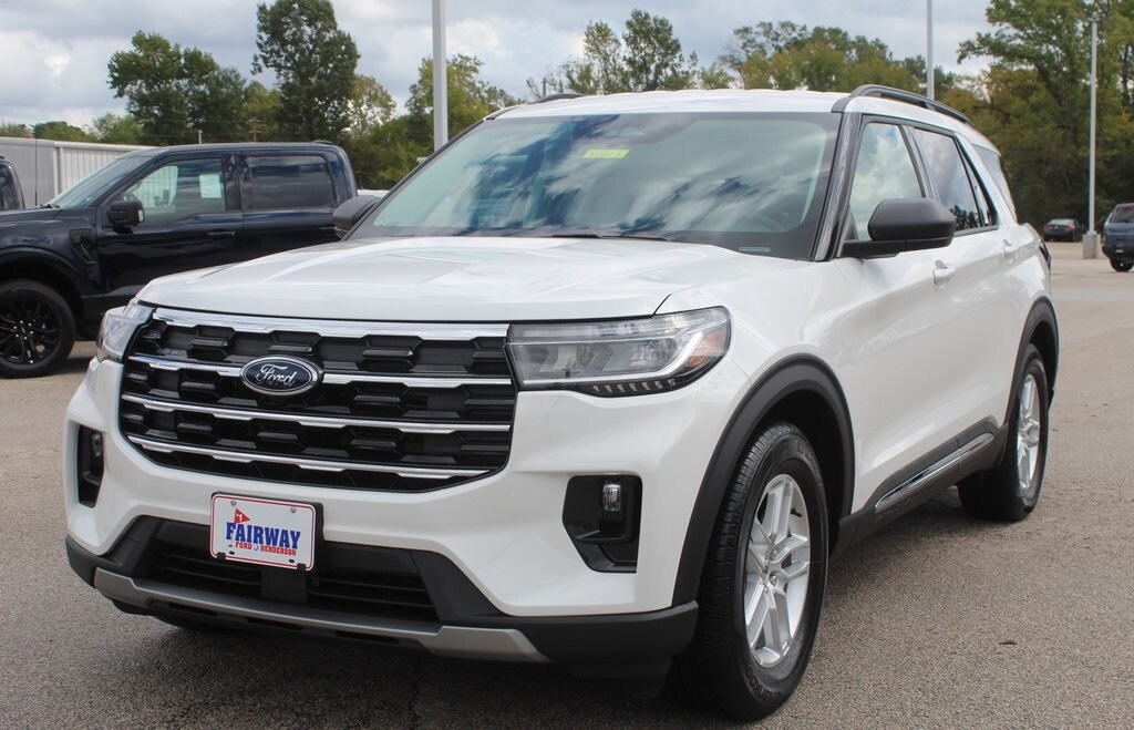 2025 Ford Explorer photo 2