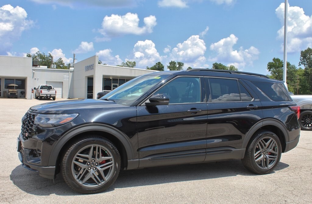 2025 Ford Explorer ST photo 2