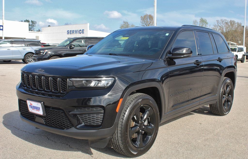 Used 2023 Jeep Grand Cherokee Laredo SUV