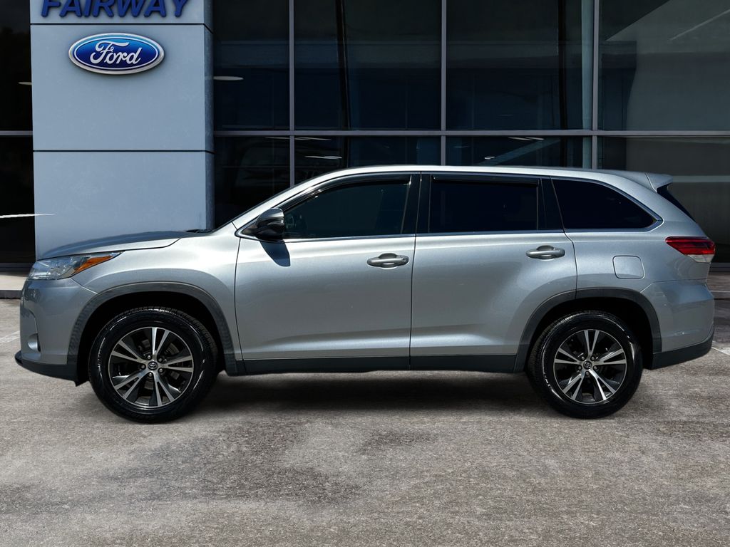 2019 Toyota Highlander LE I4 photo 6