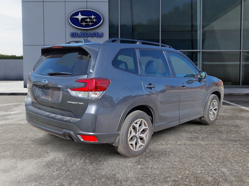 2022 Subaru Forester Premium photo 6