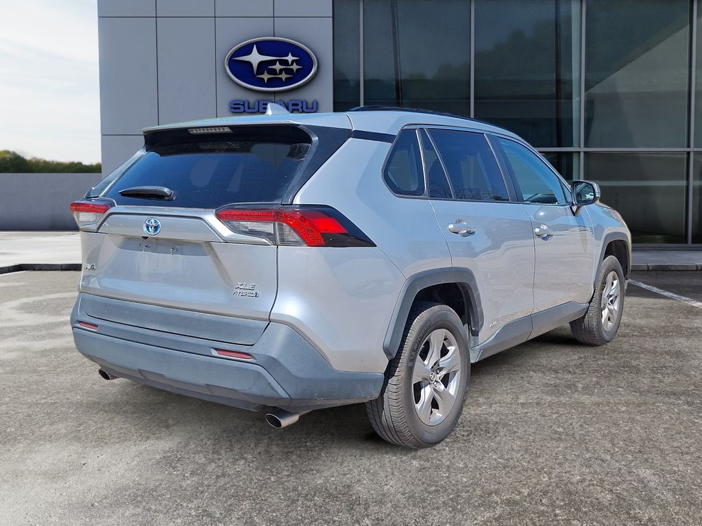2022 Toyota RAV4 Hybrid XLE photo 6