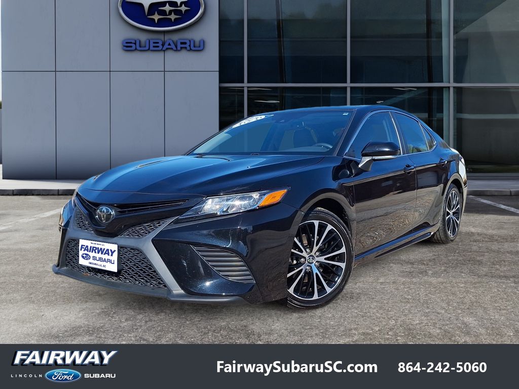 2020 Toyota Camry SE's photo