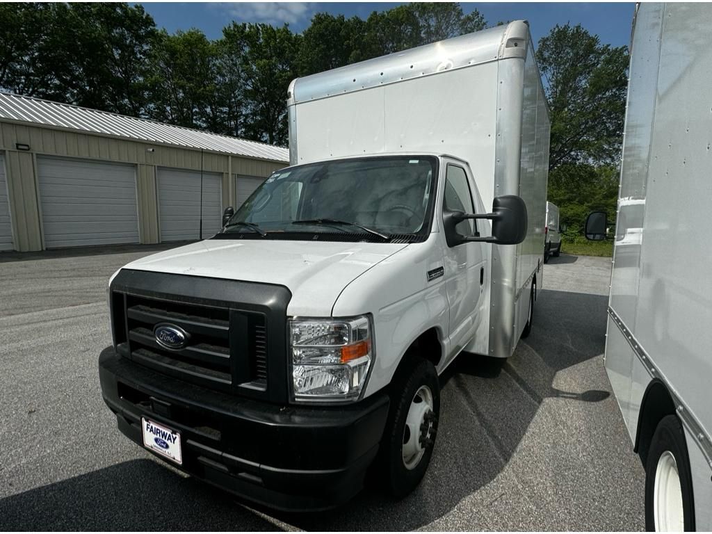 2023 Ford E-450 Stripped Chassis photo 3