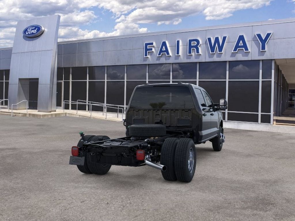 2025 Ford F-350 Super Duty Chassis Cab XLT - Photo 9
