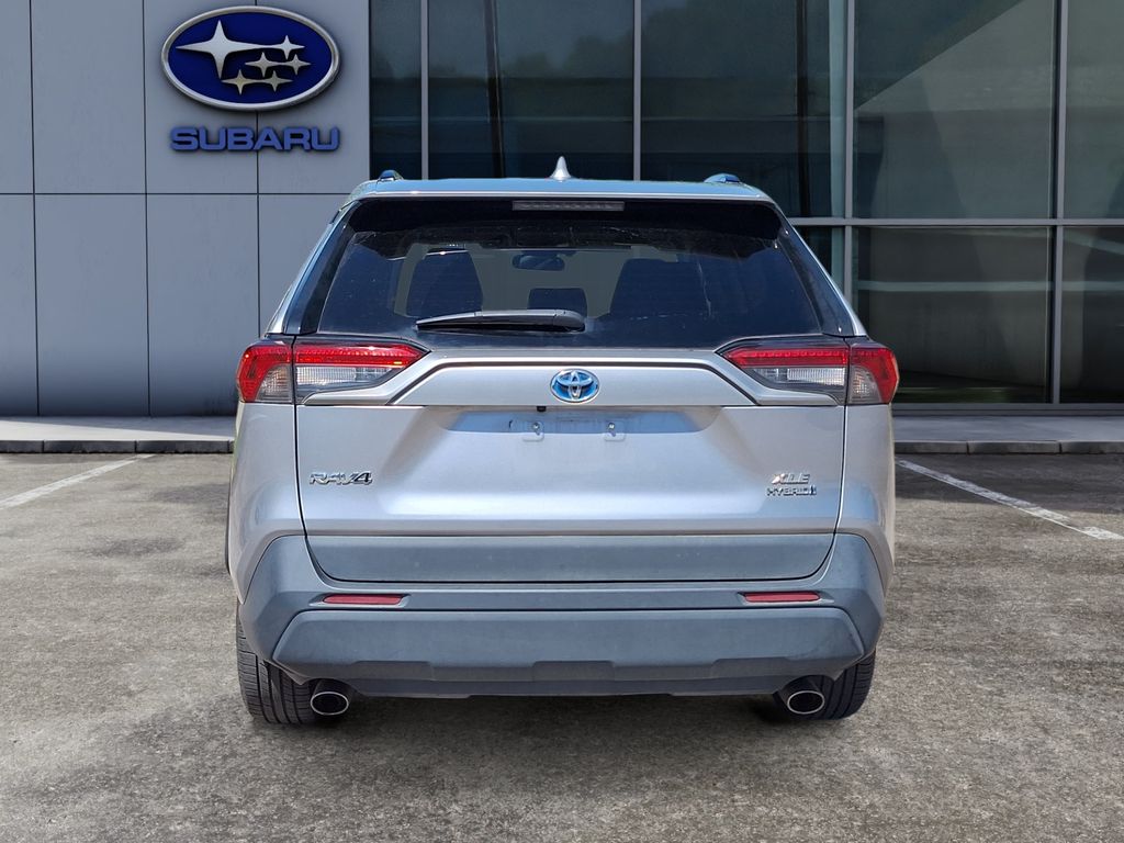 2022 Toyota RAV4 Hybrid XLE photo 5