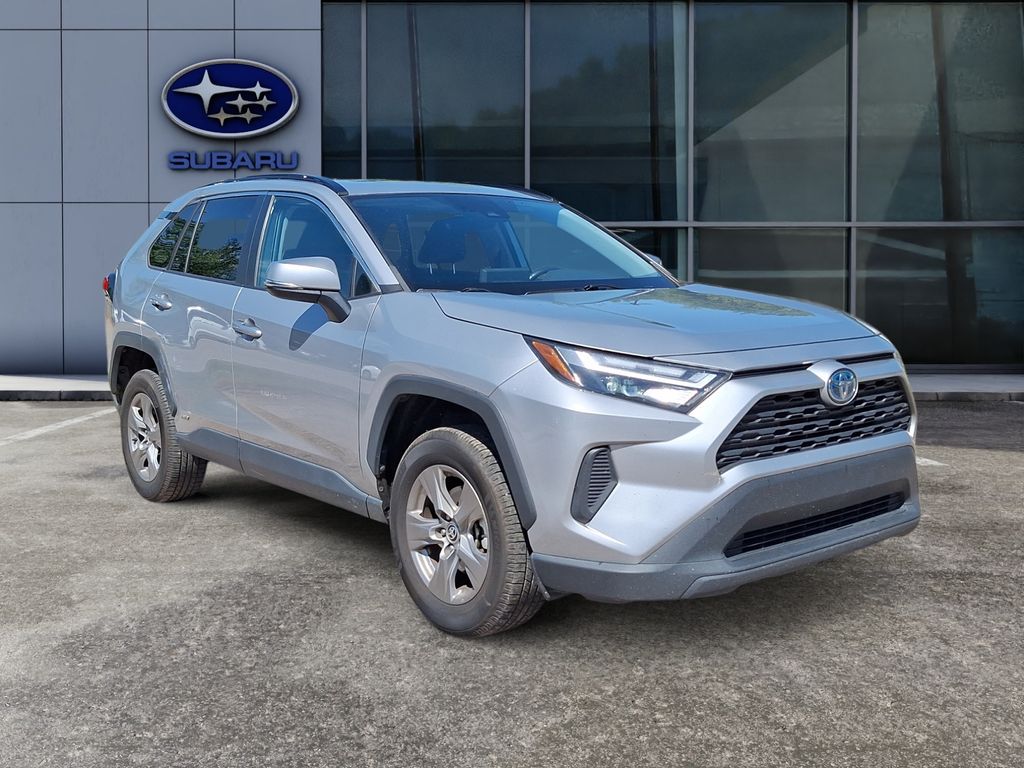 2022 Toyota RAV4 Hybrid XLE photo 2