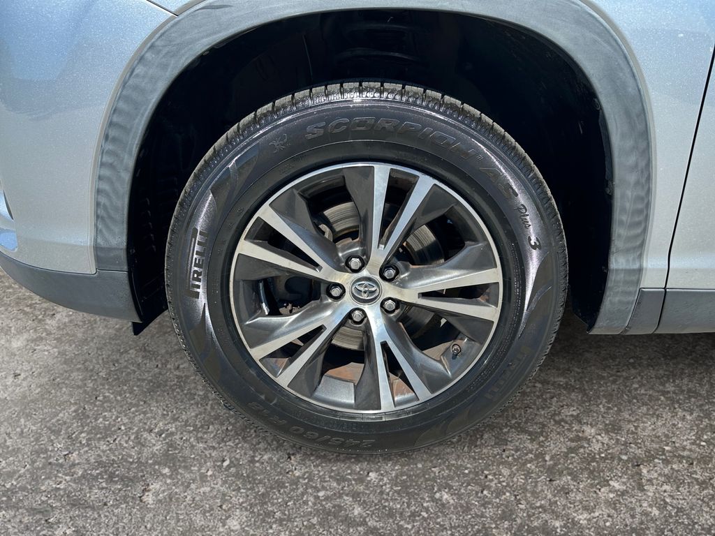 2019 Toyota Highlander LE I4 photo 3