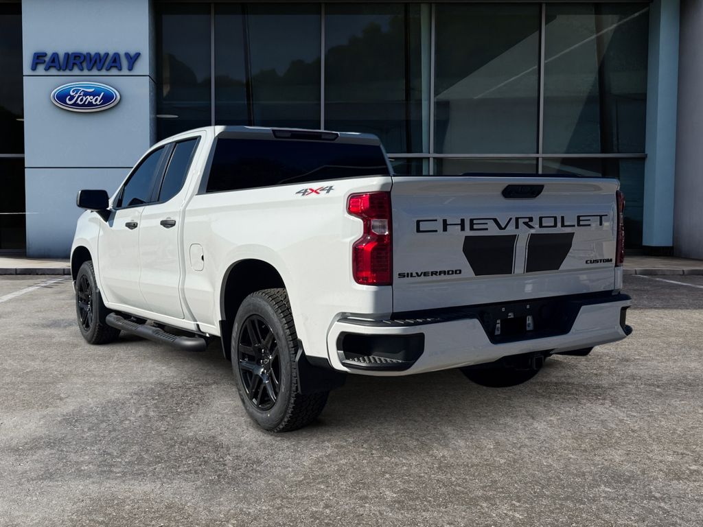 2024 Chevrolet Silverado 1500 Custom photo 4