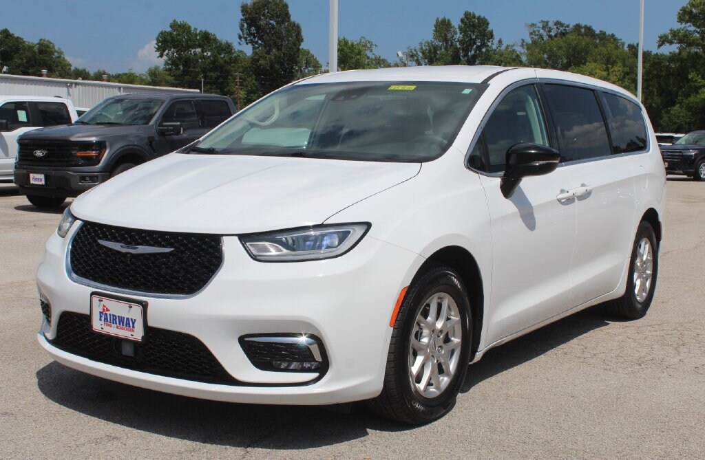 Used 2024 Chrysler Pacifica Touring L Passenger Van