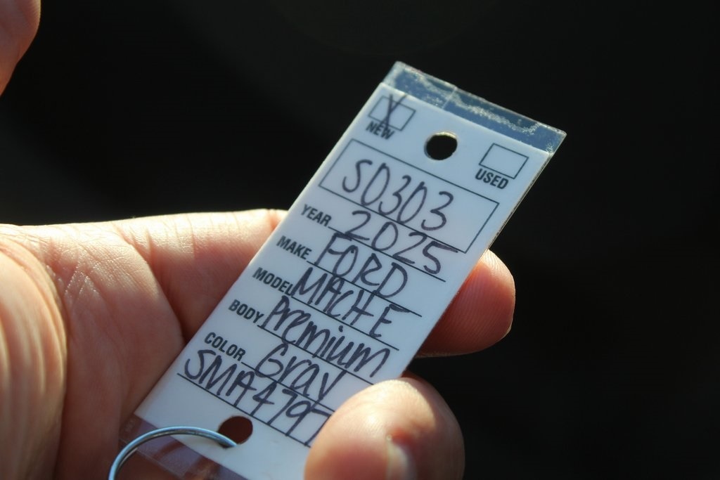 2025 Ford Mustang Mach-E Premium photo 4