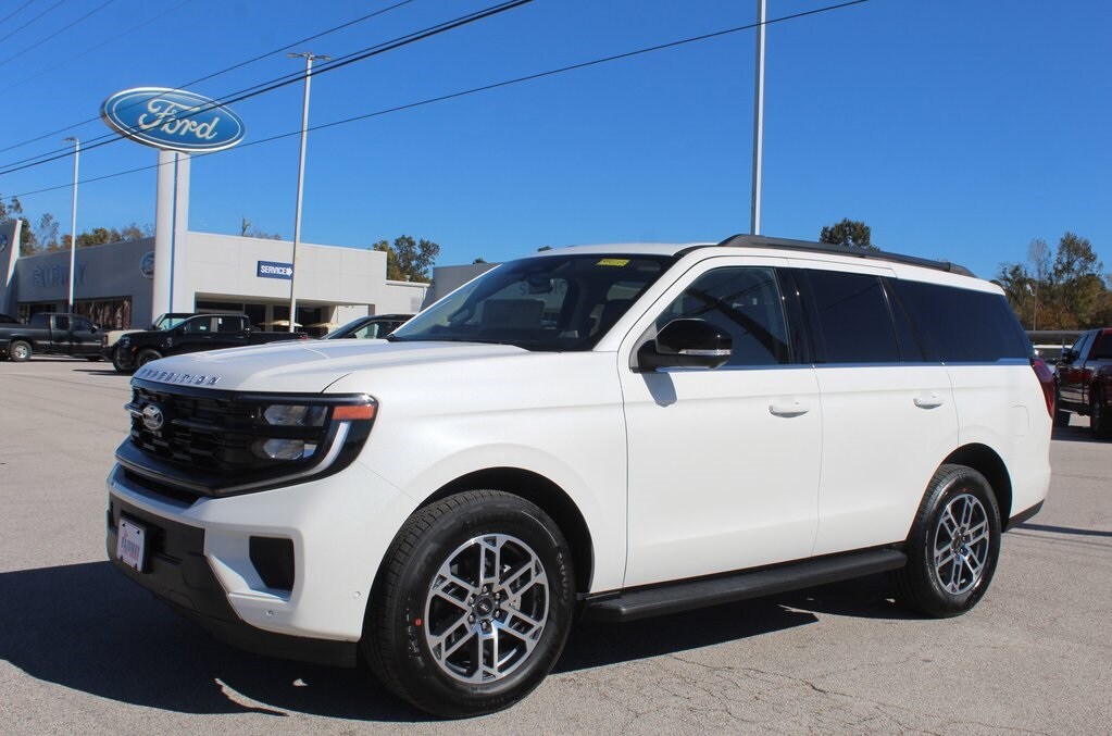 2025 Ford Expedition photo 2