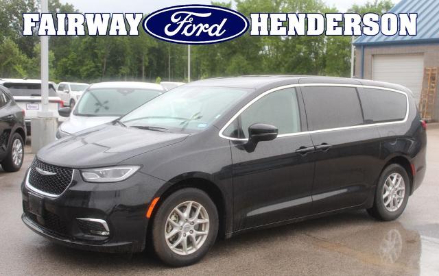 2023 Chrysler Pacifica Touring L's photo