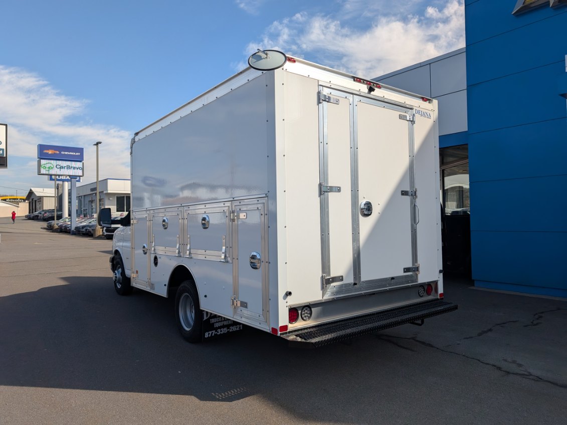 2024 Chevrolet Express 3500 Cutaway Van photo 3