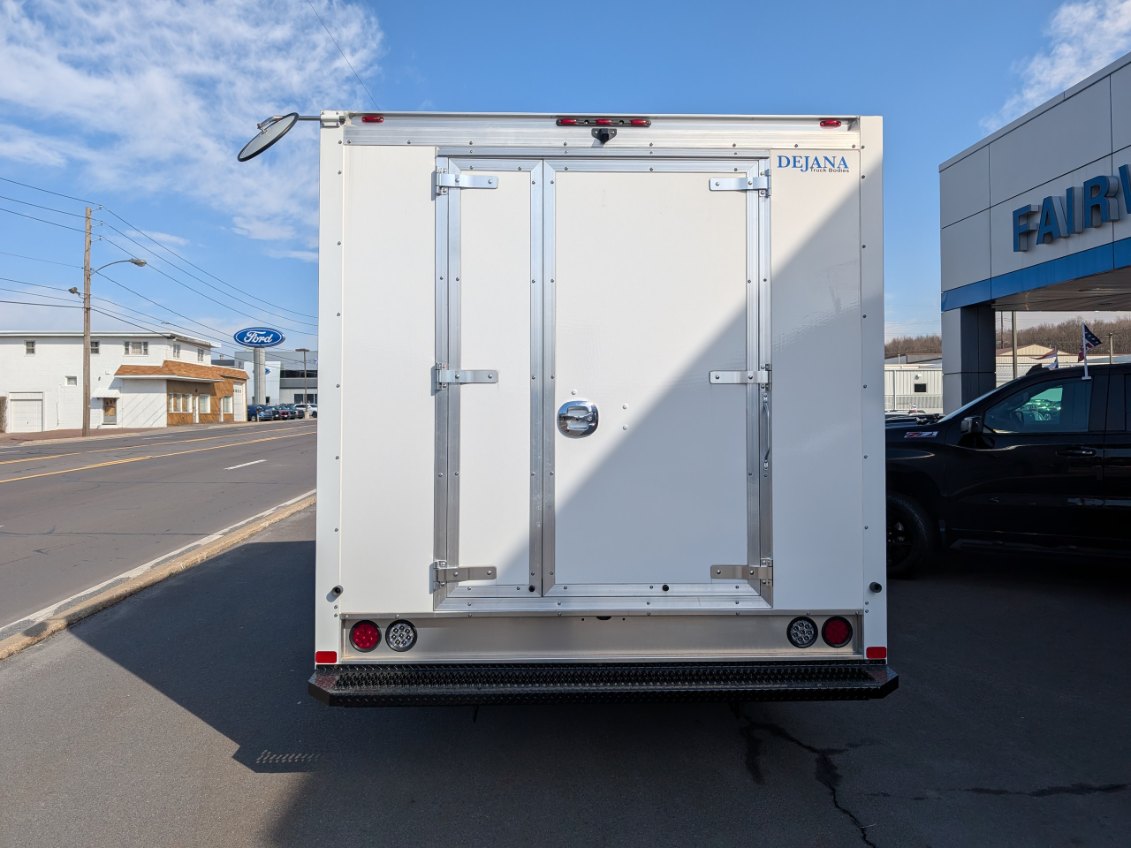 2024 Chevrolet Express 3500 Cutaway Van photo 4