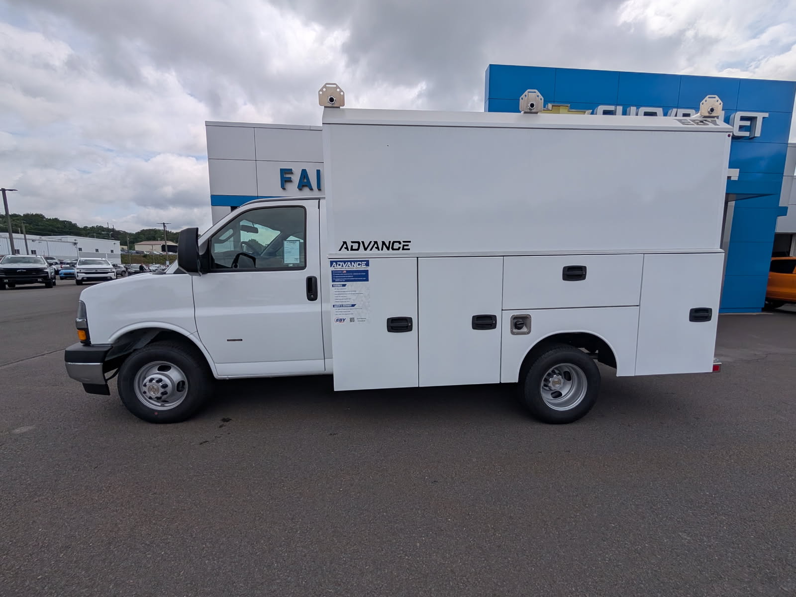 2025 Chevrolet Express 3500 Cutaway Van photo 2