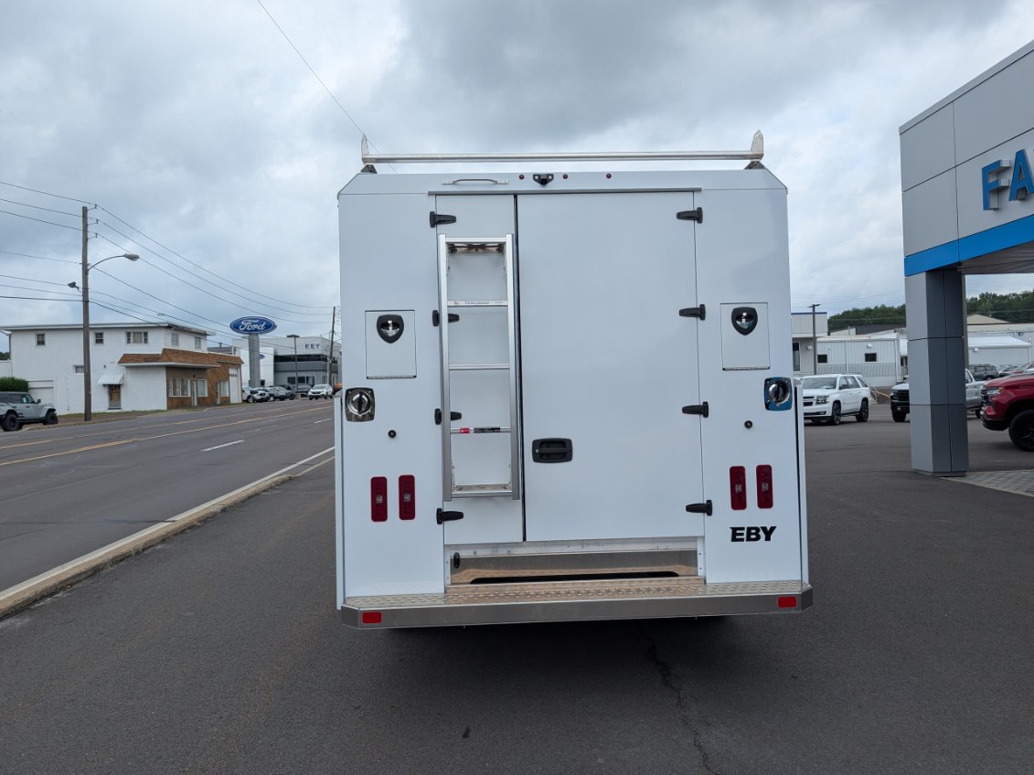 2025 Chevrolet Express 3500 Cutaway Van photo 4
