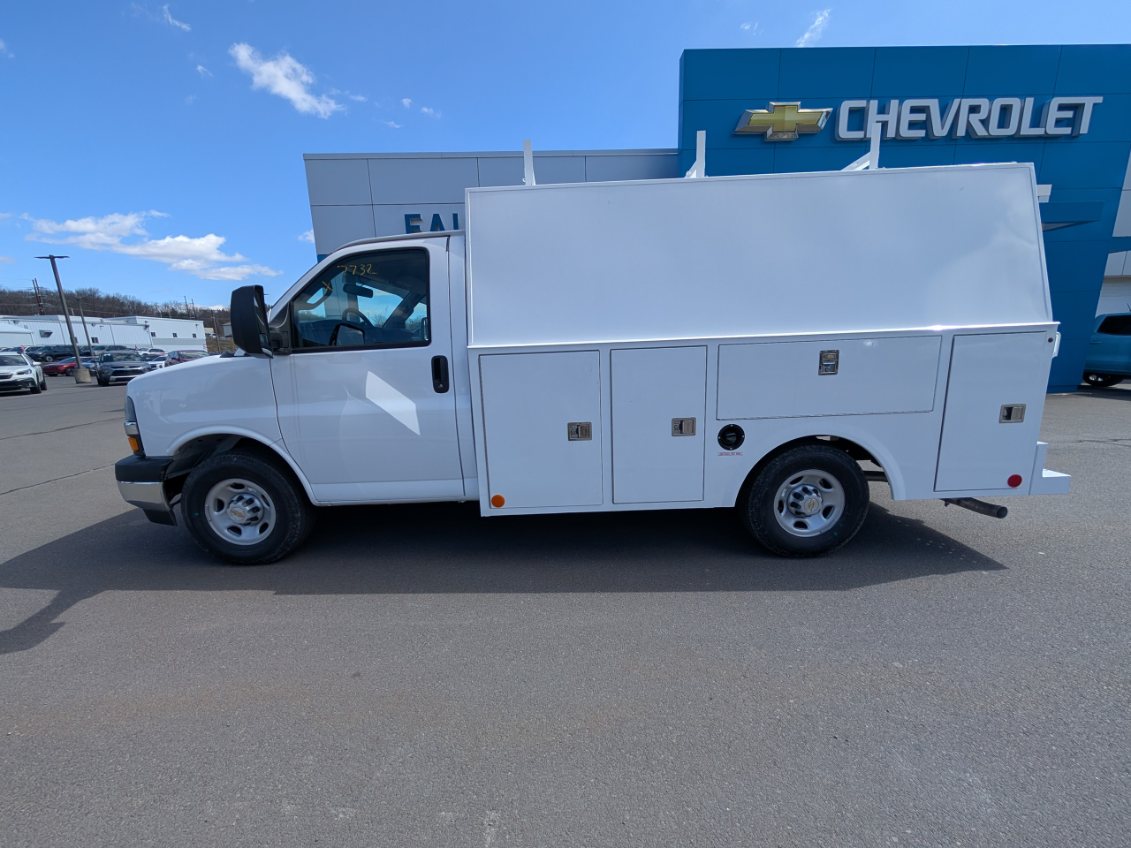 2024 Chevrolet Express 3500 Cutaway Van photo 2
