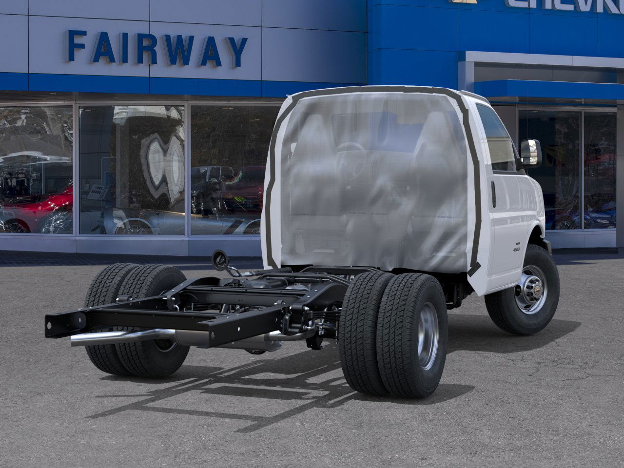 2025 Chevrolet Express 3500 Cutaway Van photo 4