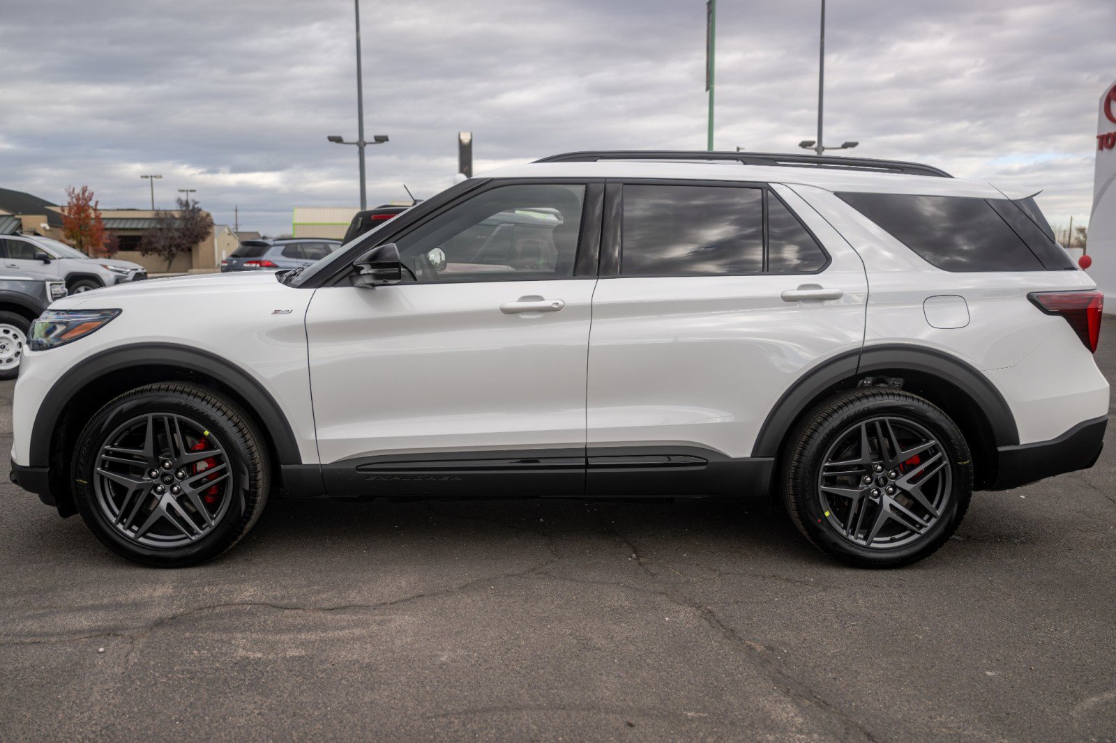 2026 Ford Explorer ST-Line photo 2