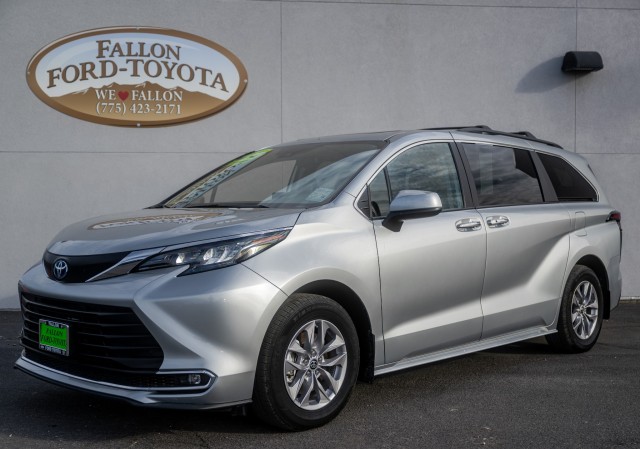 2024 Toyota Sienna XLE's photo