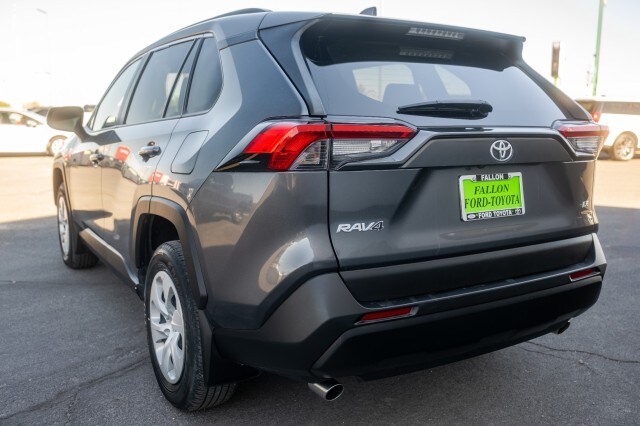 2021 Toyota RAV4 LE photo 2