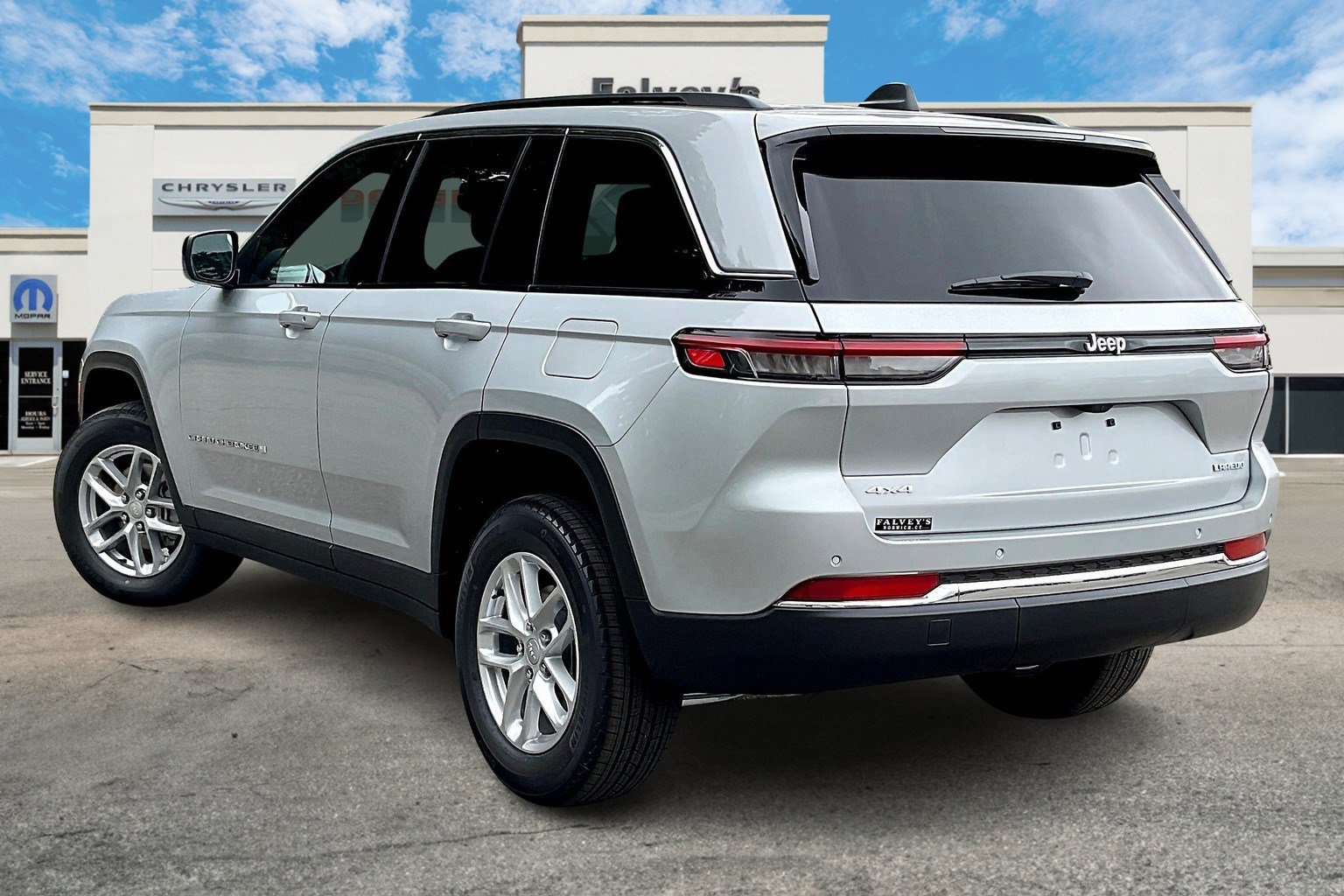 2025 Jeep Grand Cherokee Laredo photo 3