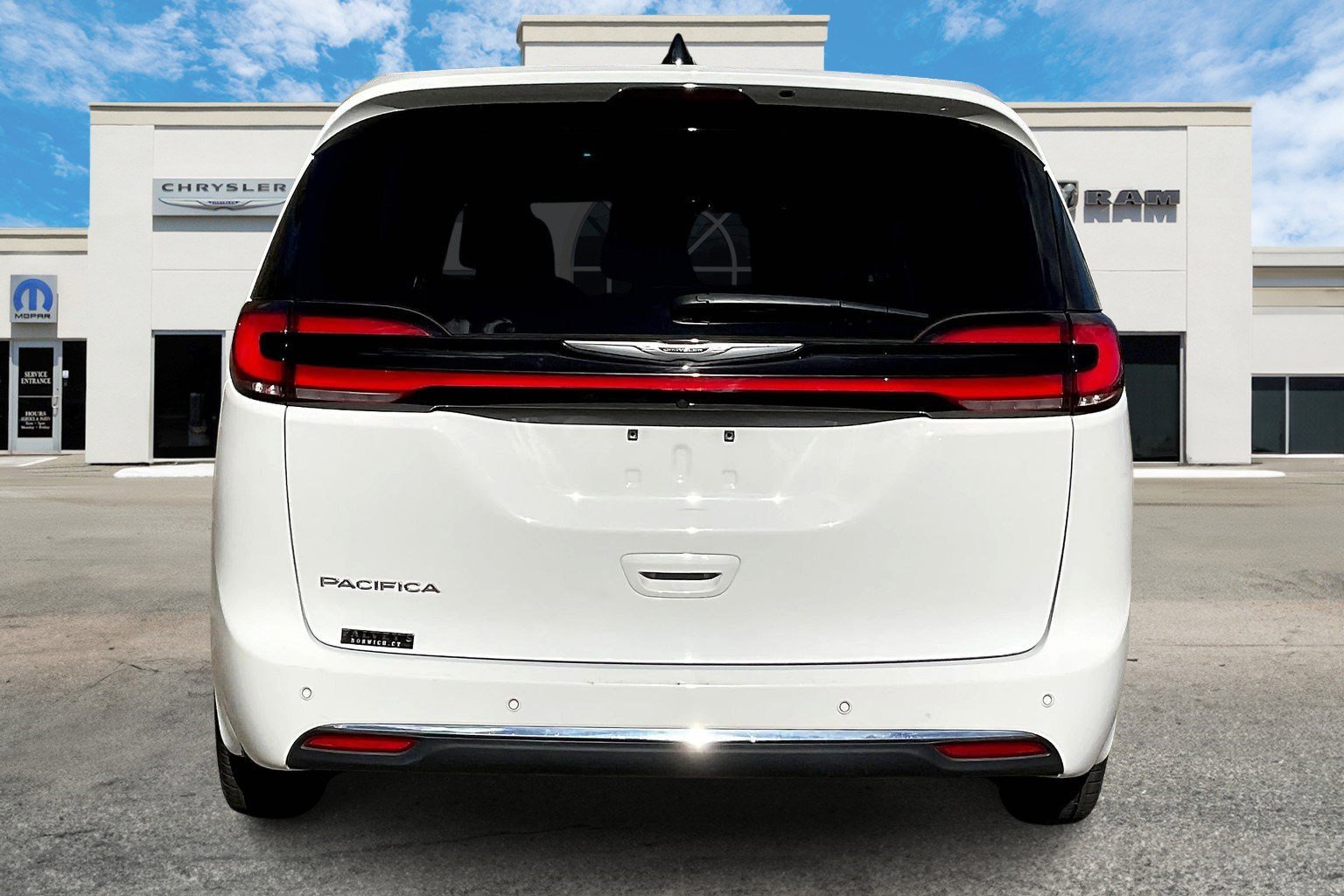 2024 Chrysler Pacifica Touring L photo 4