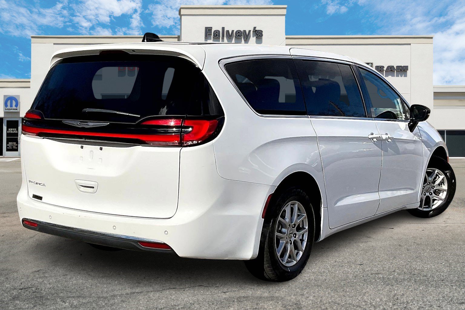 2024 Chrysler Pacifica Touring L photo 2