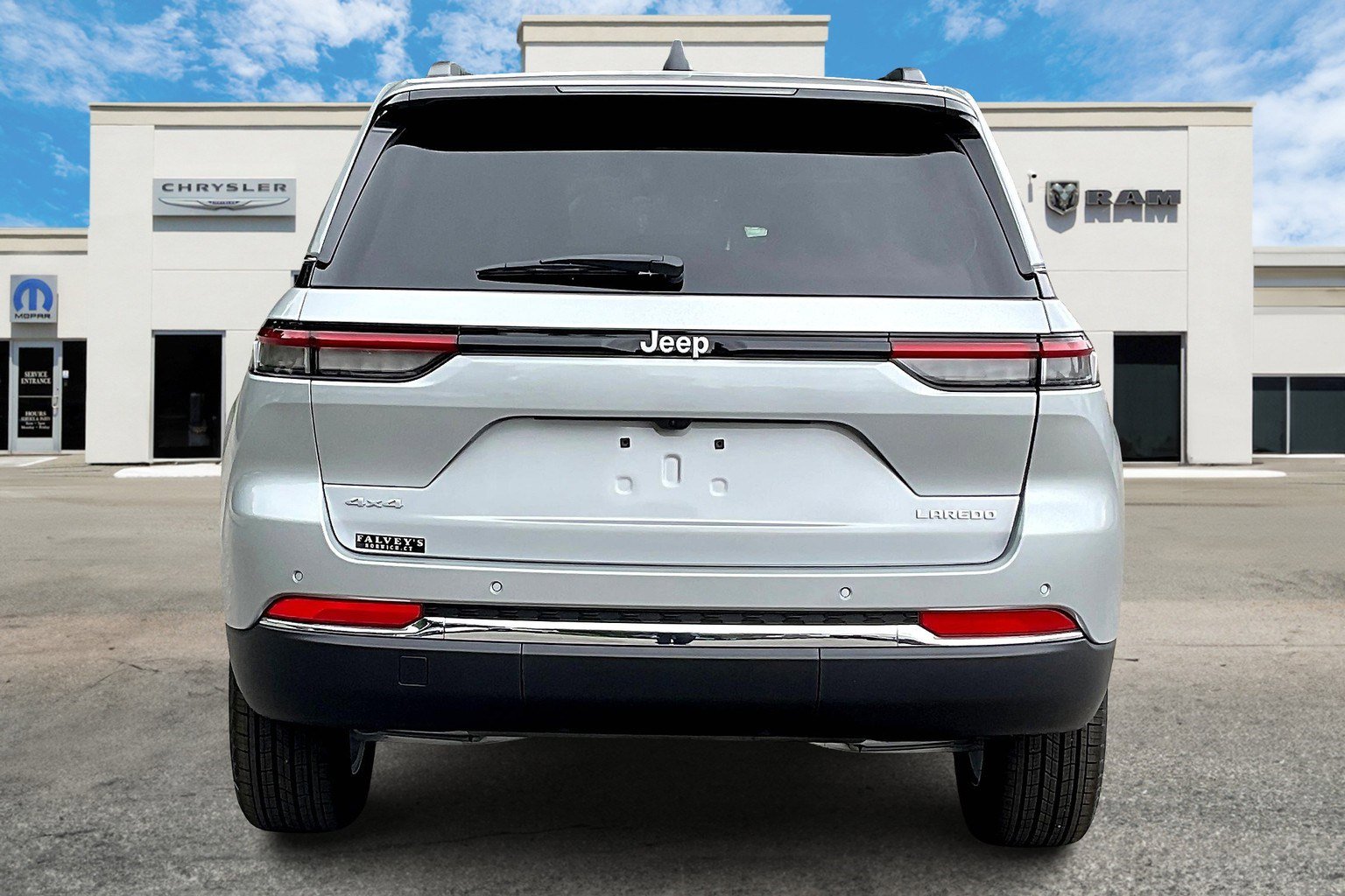 2025 Jeep Grand Cherokee Laredo photo 4