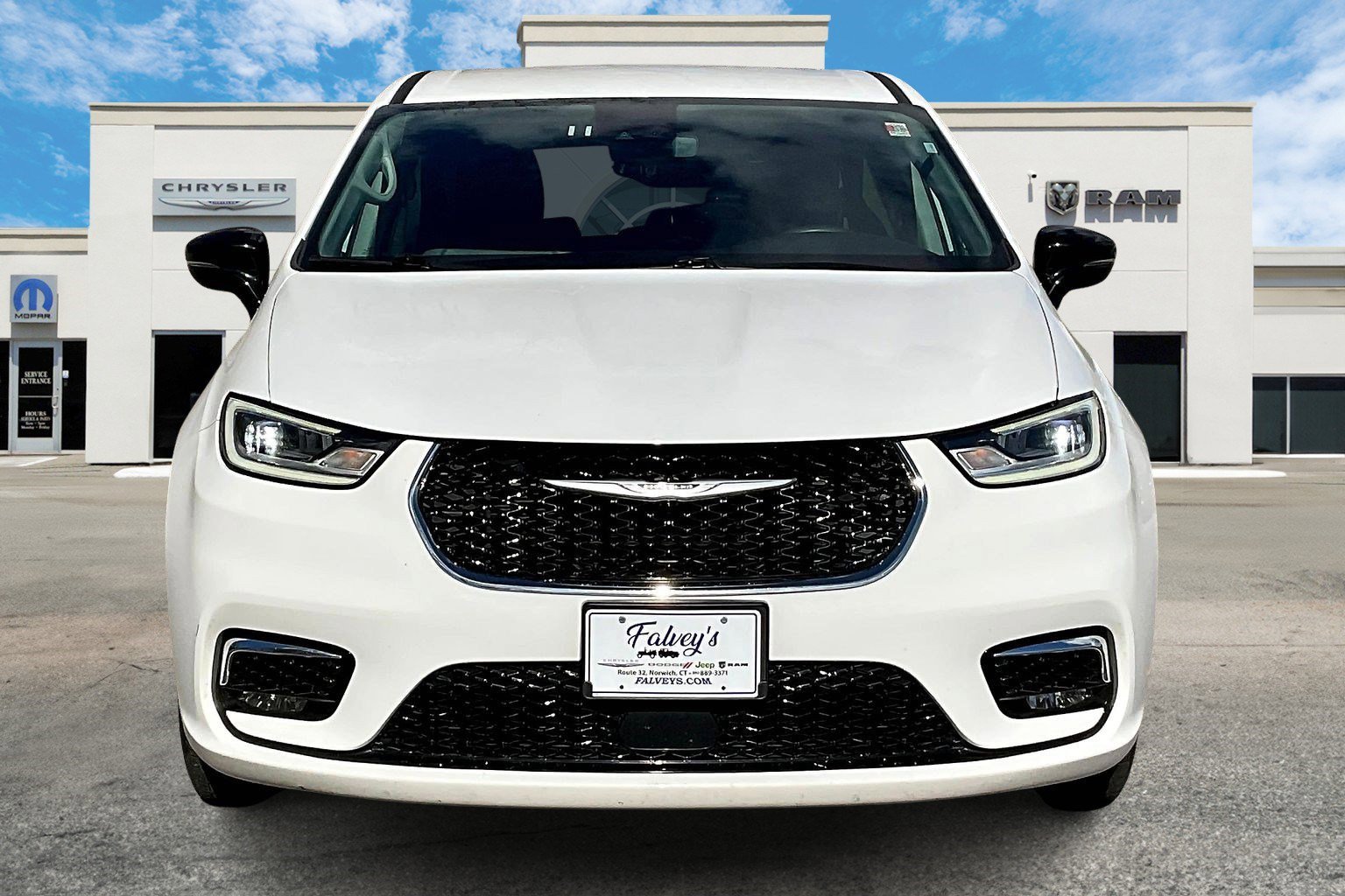 2024 Chrysler Pacifica Touring L photo 3