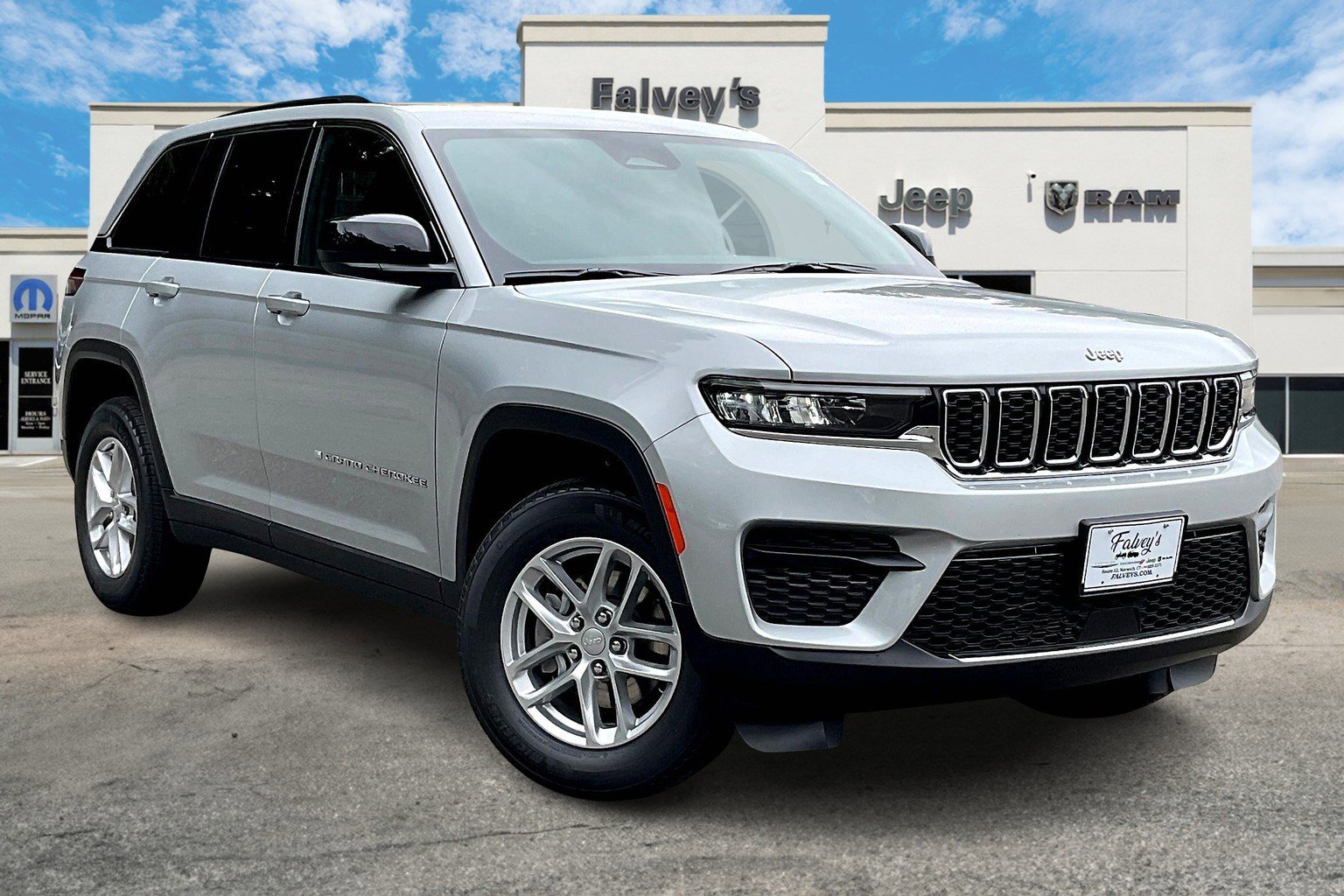 2025 Jeep Grand Cherokee Laredo photo 2