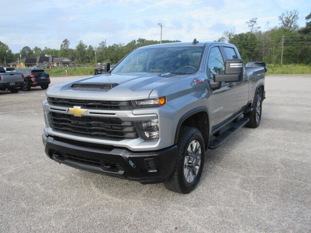 2024 Chevrolet Silverado 2500HD Custom photo 2