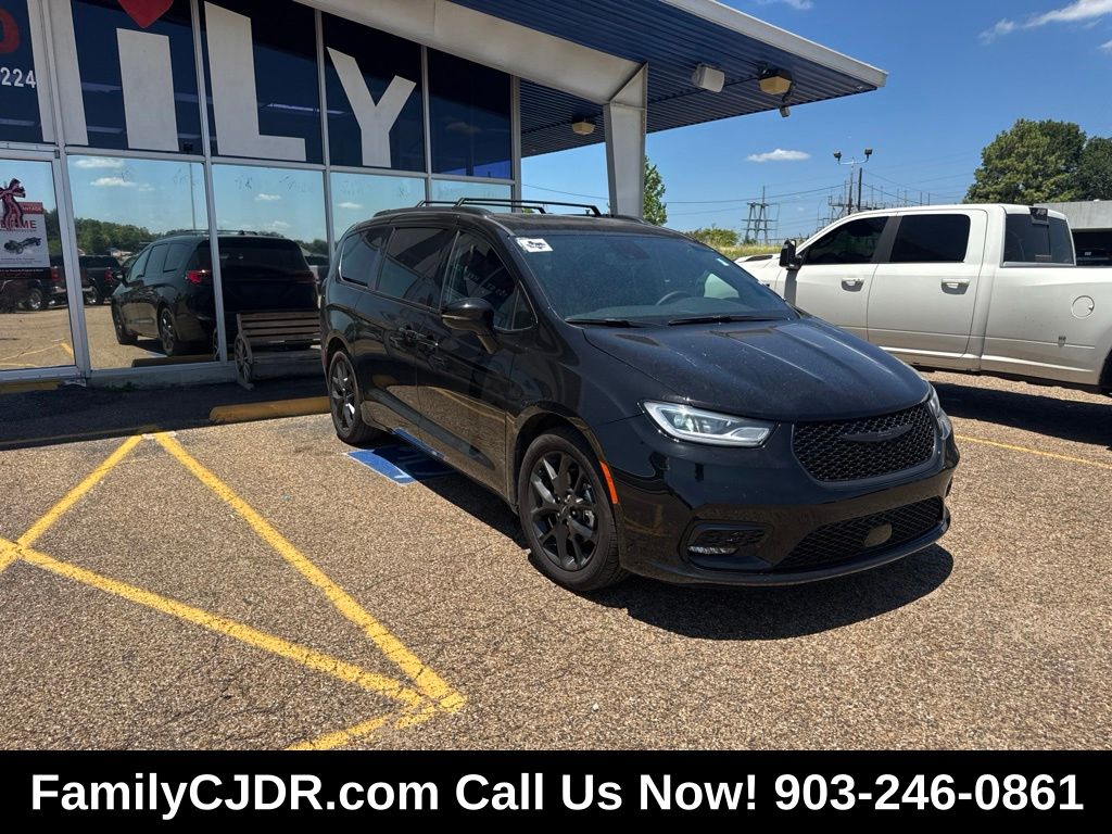 Used 2025 Chrysler Pacifica Limited
