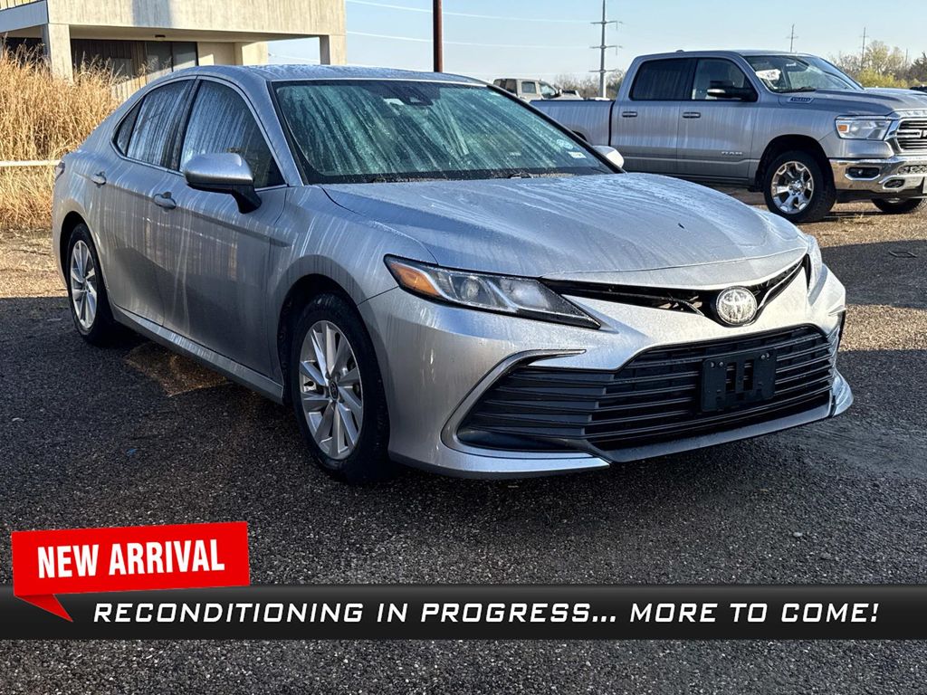 2023 Toyota Camry LE's photo