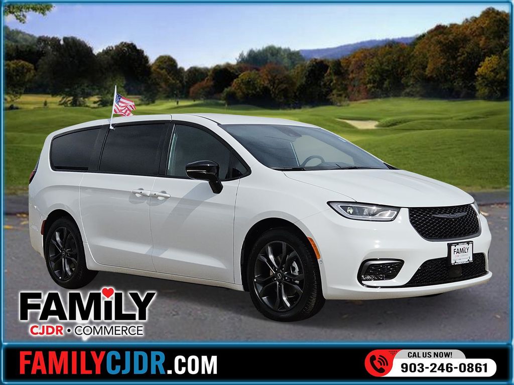 2026 Chrysler Pacifica Select's photo
