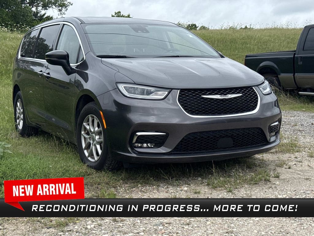 2023 Chrysler Pacifica Touring L's photo