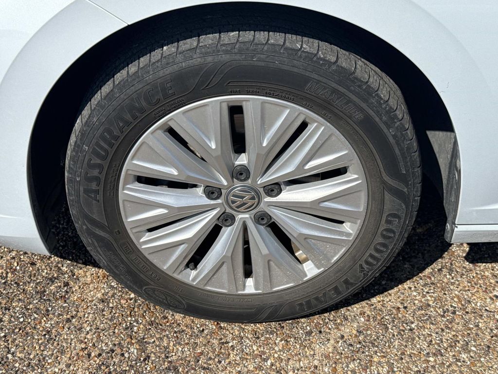 2019 Volkswagen Jetta SE R-Line photo 3