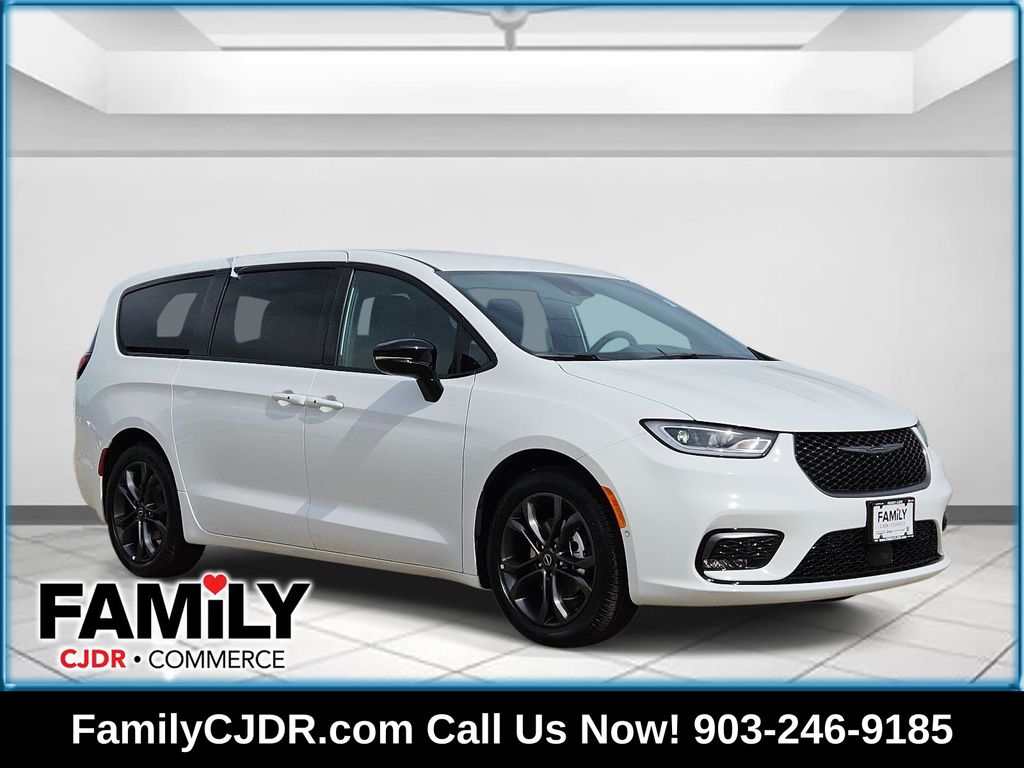 2026 Chrysler Pacifica Select's photo