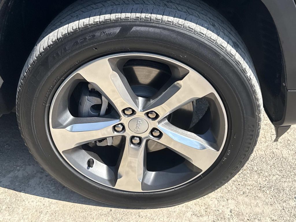2021 Jeep Grand Cherokee Limited photo 2